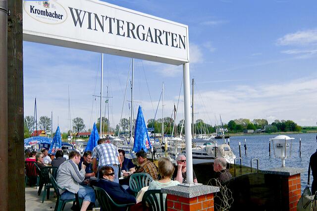 In erster Reihe: Gastronomie direkt am Kai