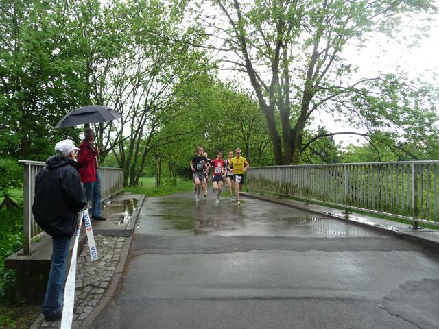 Die Spitzengruppe beim Burgdorfer Citylauf nach einem Kilometer bei nassem Untergrund.