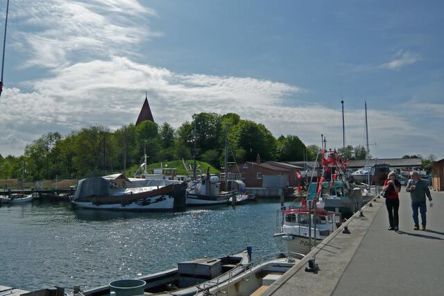 Am Kai des Fischereihafens, im Hintergrund die Ortskirche, umgeben von Wallanlagen
