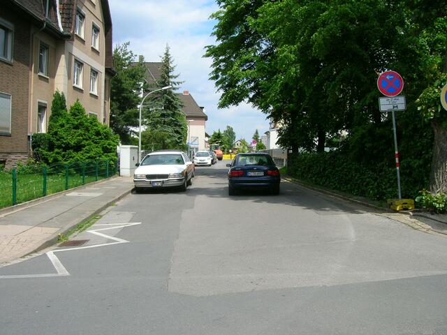 ... bei Zweirichtungsverkehr im Weißen Brink (Breite 2 Fahrspuren) ist dagegen Parkverbot entbehrlich (lieber noch schnell ein Baustellenschild knapp einen Meter hinter dem  immer schon gültige Parkverbotschild aufgestellt)