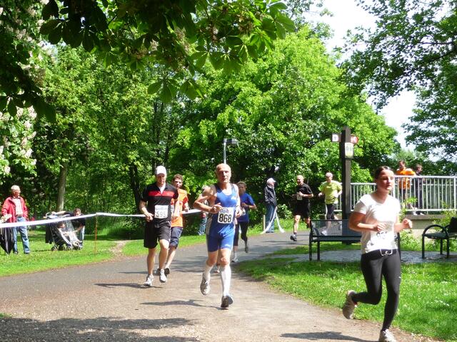 In der zweiten Runde hatten die Läufer schon sehr gute Laufbedingungen.  in Dieser Pulk mit Alfred Meyer (868) hat schon knapp 5 km geschafft.