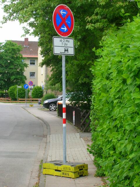 Die Schilder sind sorgfältig platziert, so daß sie nicht übersehen werden können