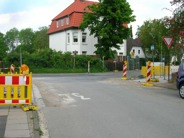 ... hier Ecke Wiesenweg ist es schon übersichtlicher: todesmutig auf die Fahrbahn dem Umleitungsverkehr entgegen und geradeaus an den Bauzäunen entlang, um auch dem Umleitungsverkehr in der Gegenrichtung entgegen zu treten. Sicherer Schulweg