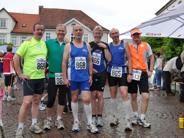 Vor dem Start beim 10. Bugdorfer Citylauf. Die Herthaner Hartmut Jung, Josef Lanfermann, Alfred Meye, Heinz + Friedhelm Döbel und Alexander Jung. Es fehlt Kai Bielmann.