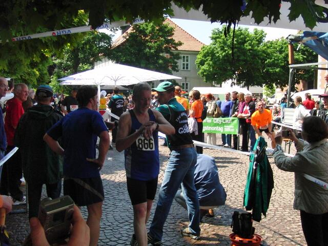 Na, wie schnell war ich in diesem Jahr. Heinz Döbel hält seine persönliche Zilezeit fest.
