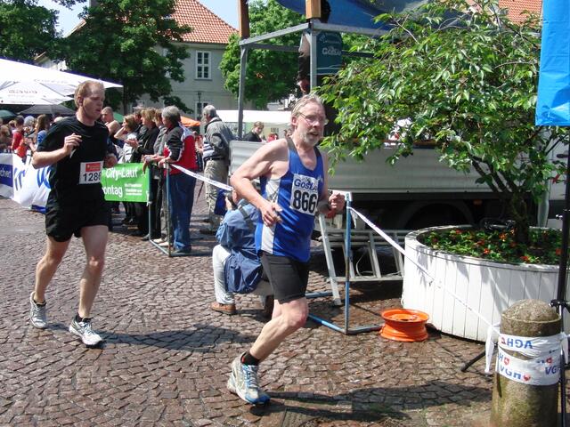 Heinz Döbel muss noch eine Runde laufen, hier auf Höhe des Ziels auf dem Spittaplatz.