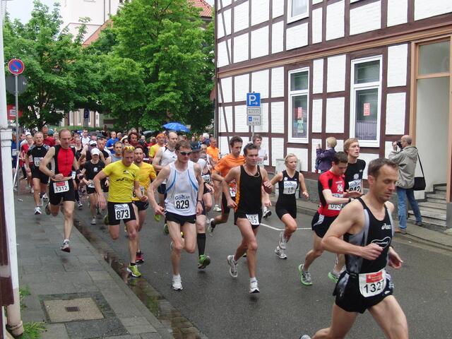 Schon hier ist Christian Husmann (Nr. 1327) vorn. Auch die spätere Damen-Siegerin Ulrike Dreißigacker (Nr. 10) ist ganz vorn mit dabei, hinter dem späteren Sieger Christian Haupt (in schwarz 842) und Christian Haupt (in rot). Kai Bielmann (873) folgt link