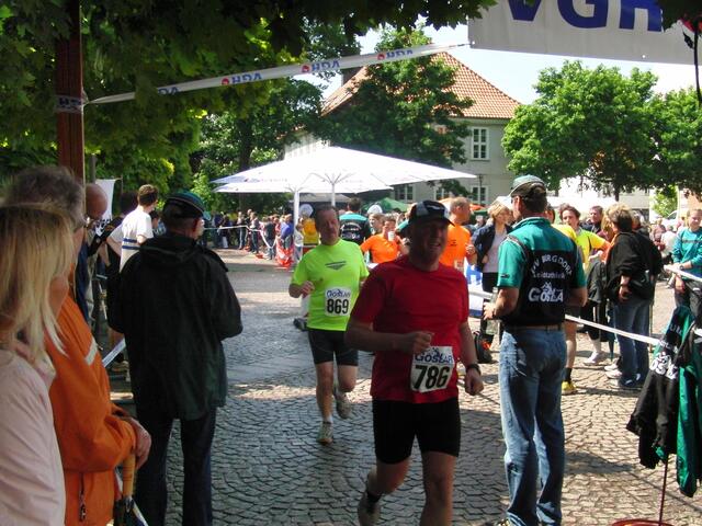 Hartmut Jung (in gelb) hat etwas mehr als eine Stunde gebraucht.