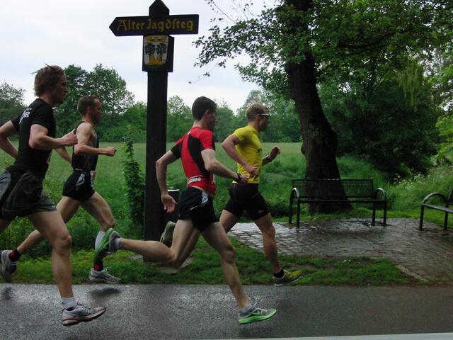 Die Spitzengruppe am "Alten Jagdsteg" nach etwas über einem Kilometer. Vorn läuft hier noch Kai Bielmann vom SV Hertha Otze (am Ende auf dem 8. Platz).