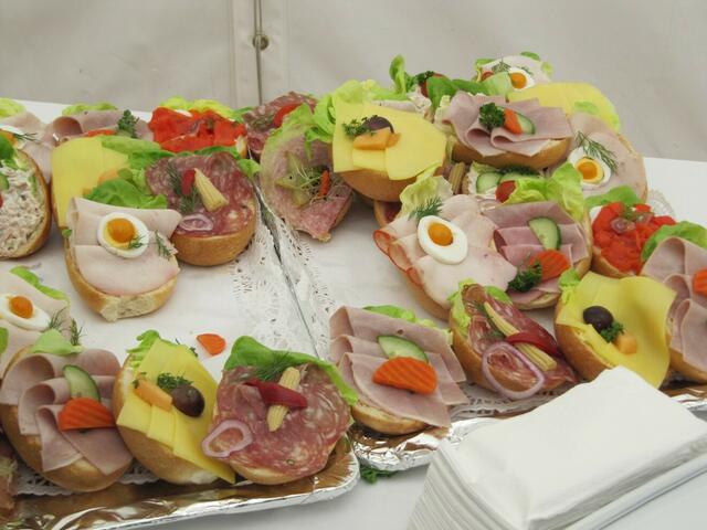 Belegte Brötchen gab es zum Essen.