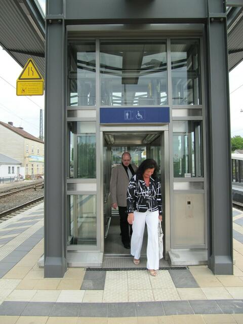 Zwei Gäste machten eine Probefahrt mit dem Aufzug.