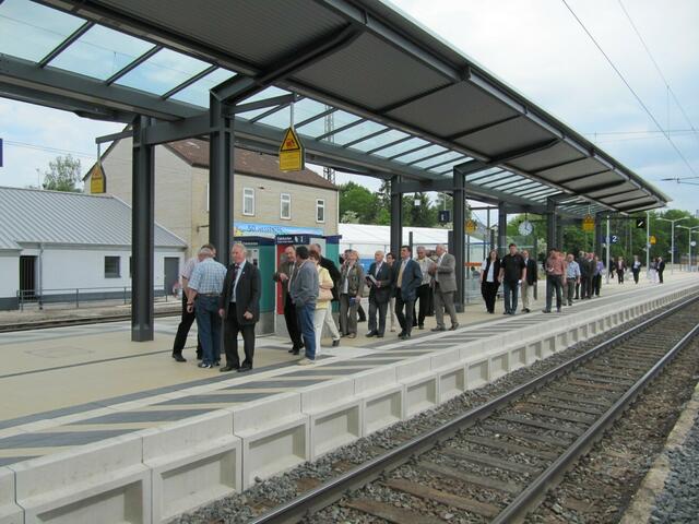 Die Gäste verlassen den Bahnsteig.
