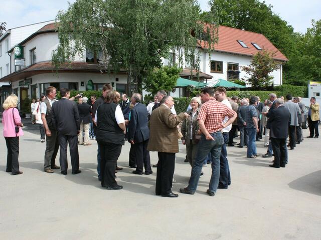 Zunächst sammelten sich die Gäste vor dem Bahnhof.