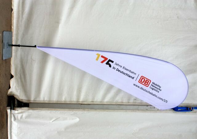 Ständer am Eingang des Festzelts