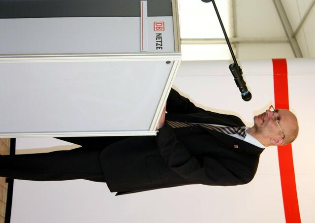 Eigentlich sollte Dieter Posch reden, aber der war lieber beim Spatenstich für die A44.