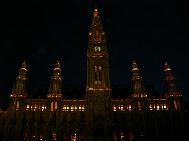 Rathaus: "Haben Sie Wien schon bei Nacht gesehen?", fragte einst der österreichische Liedermacher Rainhard Fendrich