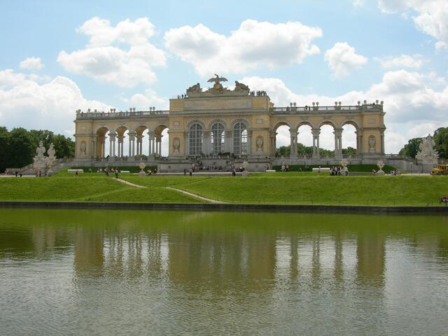 Die Gloriette befindet sich im Schlossgarten von Schloss Schönbrunn in Wien
