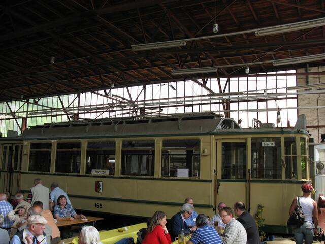 In der alten Halle des Strassenbahndepots, waren prominente Gäste anwesend.
