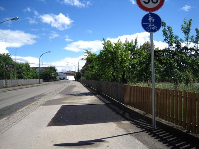 Auch auf dem Geh-/Radweg wird gegraben und der scharfkantige Rand stehen gelassen.