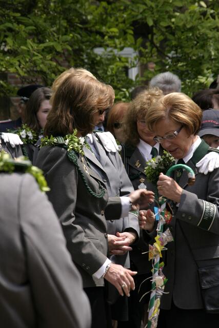 Editha Lorberg übergibt den Damenstock ihrer Nachfolgerin