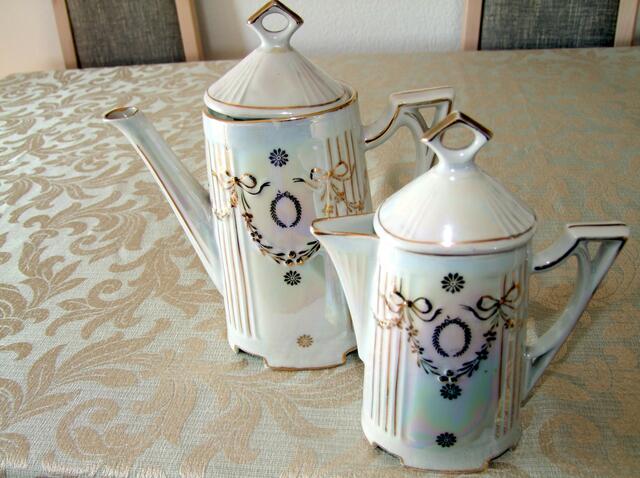 Kaffee- und Teekanne ...