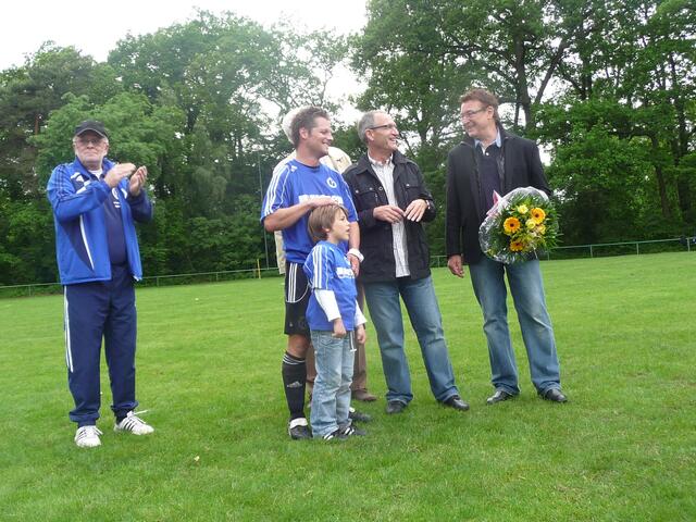 Der Kapitän Sven König mit Sohn Mika nimmt die Glückwünsche von Alfred Burgemeister und Willi Vorlop (beide rechts) entgegen. Betreuer "Kalle" Weiss (links) applaudiert.