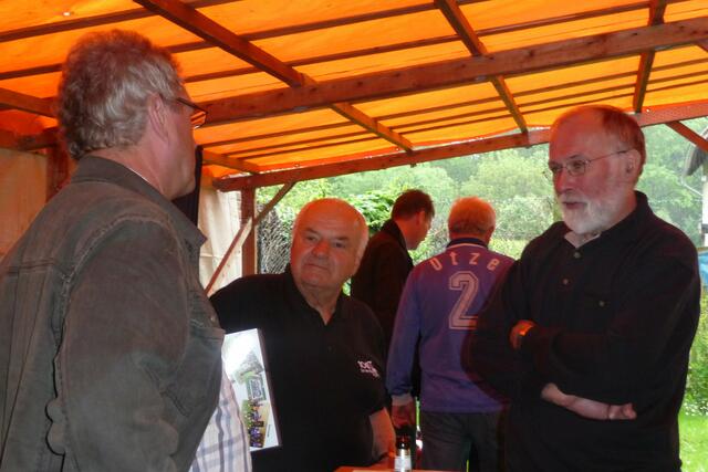 Am Verkaufstresen wurden die "alten Zeiten" wieder mal aufgefrischt. Hier diskutieren Bernd Boy, Alfred Krämer und Jürgen "Johann" Kuckuck.