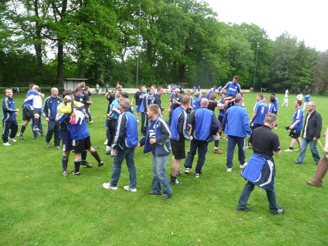 Zwei Aufstiegsmannschaften des SV Hertha Otzeim Jubiläumsjahr. das kann zu diesem Zeitpunkt kaum einer begreifen.