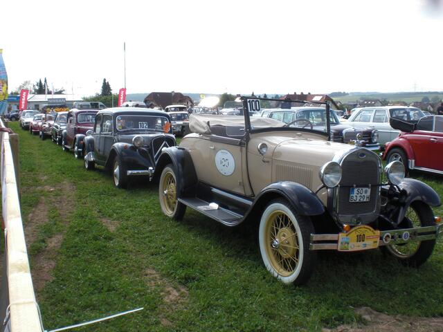 Ein Parkplatz voller Oldtimer