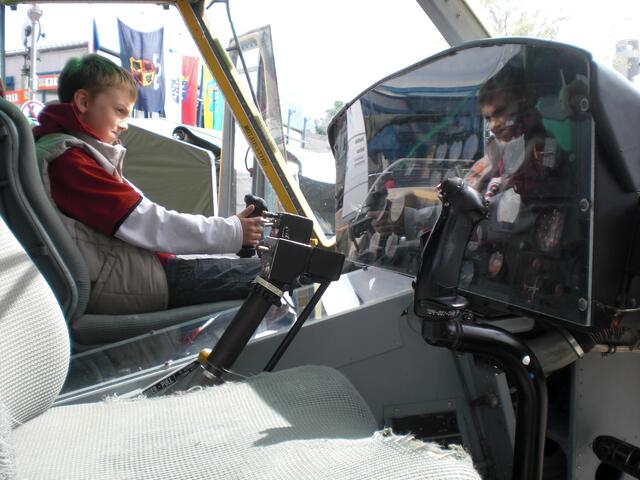 Nachwuchs im Hubschrauber-Cockpit
