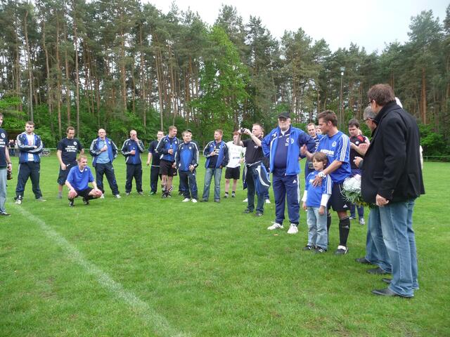 Eine große glückliche Runde feiert zusammen den Aufstieg der zwei Hertha-Teams.