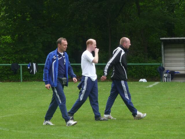 Holger Frese, CoTrainer Marcus Schönfeld und Trainer Dirk Bierkamp glücklich und geschafft nach dem Schlusspfiff.