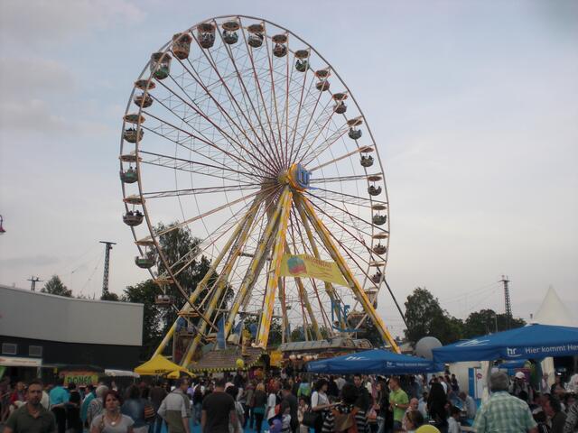 Das Riesenrad ist weithin sichtbar