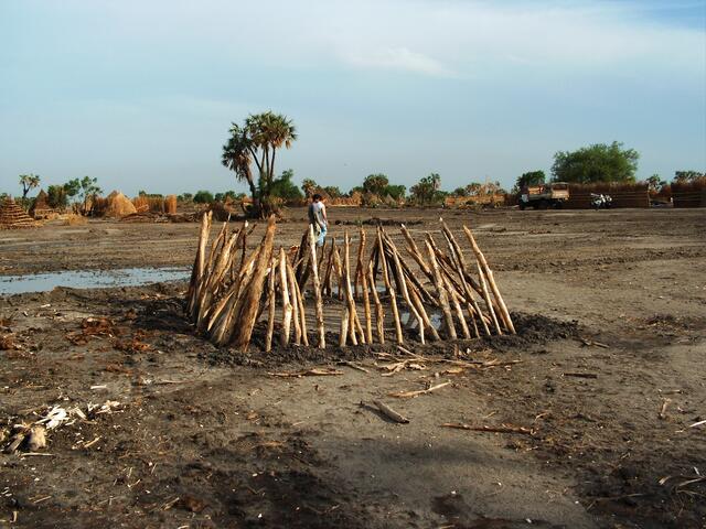 Dann die Pfähle einstecken.