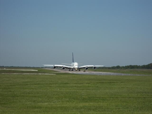 Der Airbus A 380 rollt auf der Nordbahn des Flughafens Hannover aus