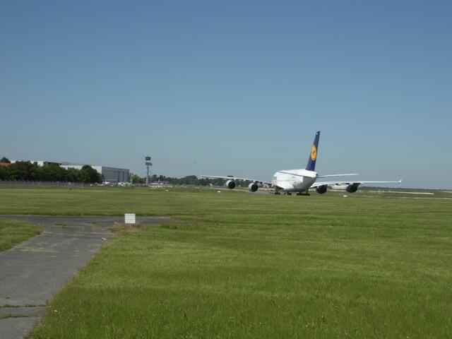 Der Airbus A 380 ist auf der Nordbahn des Flughafens Hannover ausgerollt und dreht Richtung Tower ein