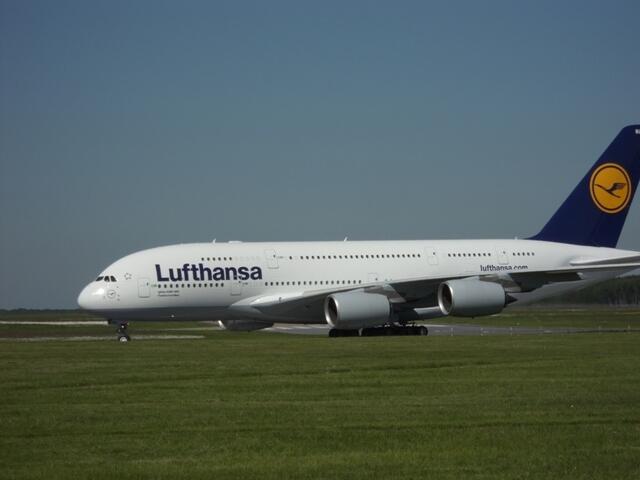 Der Airbus A 380 ist auf der Nordbahn des Flughafens Hannover ausgerollt und dreht Richtung Tower ein