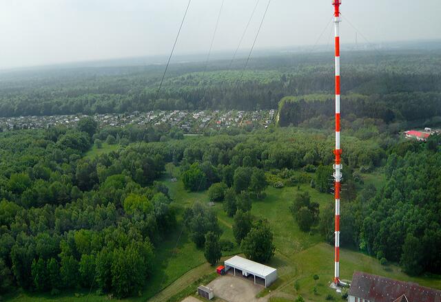 Neben dem Fernsehturm ein 273 m hoher Sendemast für die Ausstrahlung von Radio- und Fernsehprogrammen