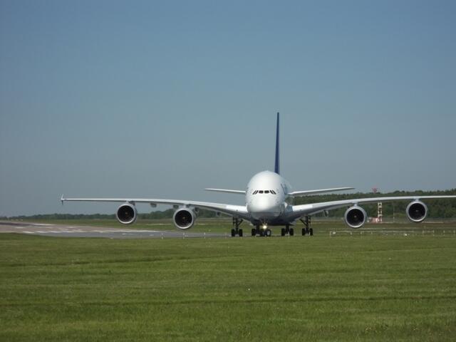 Der Airbus A 380 ist auf der Nordbahn des Flughafens Hannover ausgerollt und dreht Richtung Tower ein