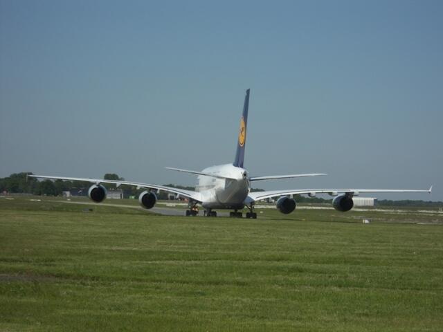 Der Airbus A 380 ist auf der Nordbahn des Flughafens Hannover sicher gelandet und rollt Richtung Tower