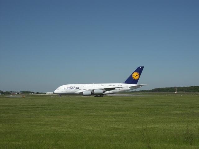 Der Airbus A 380 ist auf der Nordbahn des Flughafens Hannover ausgerollt und dreht Richtung Tower ein