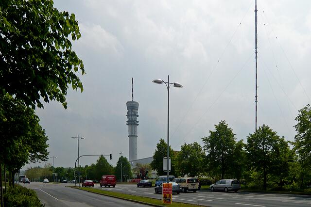 Südöstlich des Schweriner Sees, Hamburger Allee im Stadtteil Neu Zippendorf, Fernsehturm und Sendemast