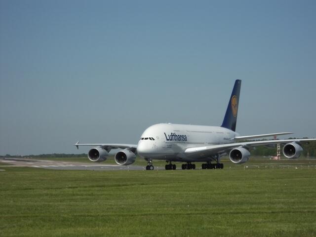 Der Airbus A 380 ist auf der Nordbahn des Flughafens Hannover ausgerollt und dreht Richtung Tower ein