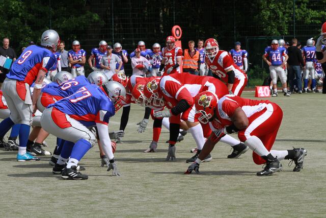 Die Regionalligisten Berlin Bears (li) und die Potsdam Royals (re). (Foto: Gerhard Pohl)