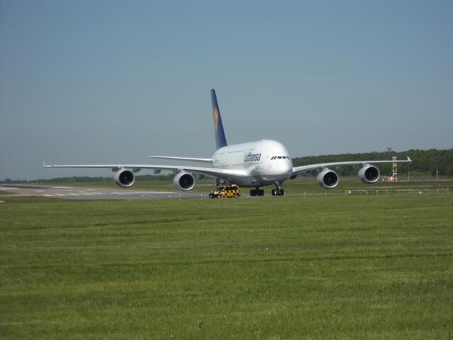 Der Airbus A 380 folgt auf der Nordbahn des Flughafens Hannover dem "Follow Me" Wagen