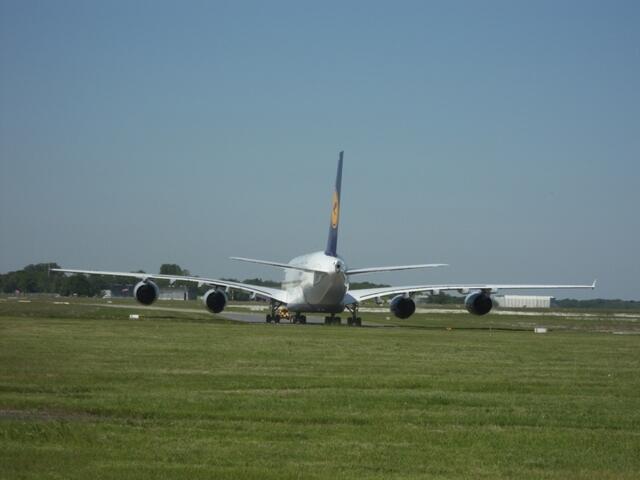 Der Airbus A 380 ist auf der Nordbahn des Flughafens Hannover sicher gelandet und rollt Richtung Tower
