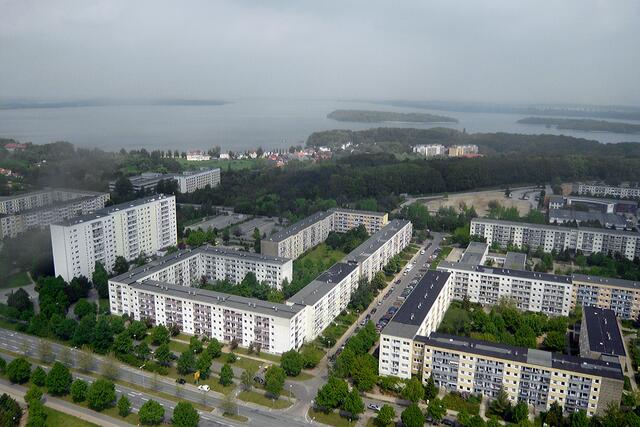 Blick vom Fernsehturm auf den Stadtteil Neu Zippendorf, im Hintergrund der Schweriner See mit den Inseln (von links) Kaninchenwerder und Ziegelwerder