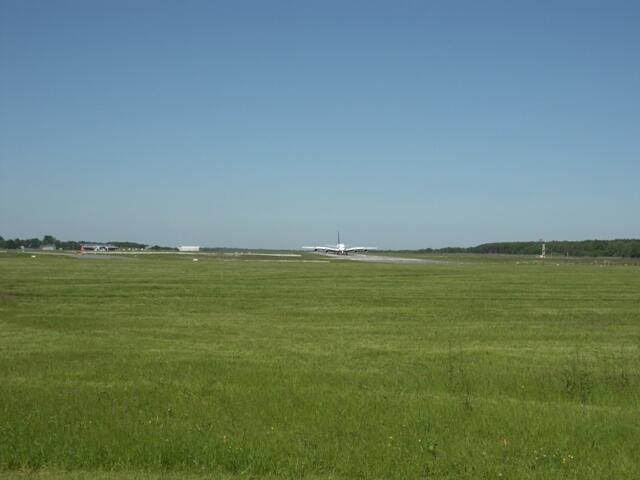 Der Airbus A 380 ist auf der Nordbahn des Flughafens Hannover sicher gelandet