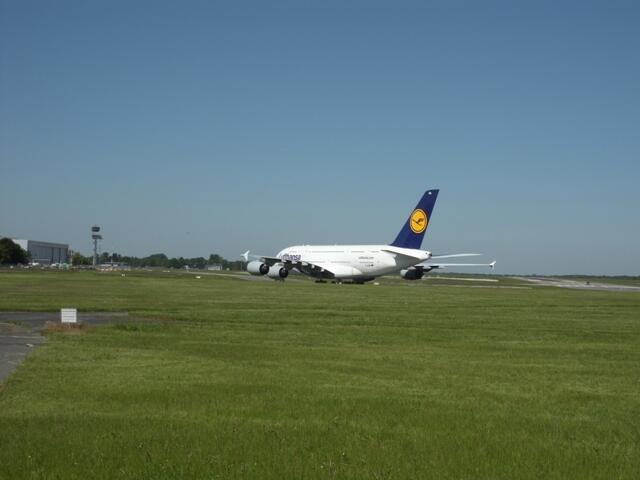 Der Airbus A 380 ist auf der Nordbahn des Flughafens Hannover ausgerollt und dreht Richtung Tower ein