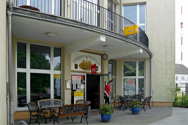 Fernsehturm, Hamburger Allee 72 - 74, Eingang zum Café-Restaurant und Aufzug